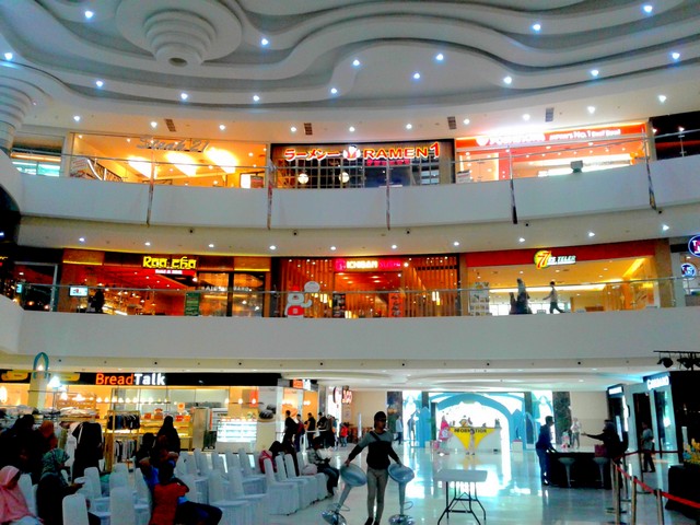 Info Cibinong City Mall: Cek daftar tenant fashion (Uniqlo/H&M), jadwal bioskop IMAX, lokasi CCM 2, dan jam buka mall terbesar di Bogor ini.